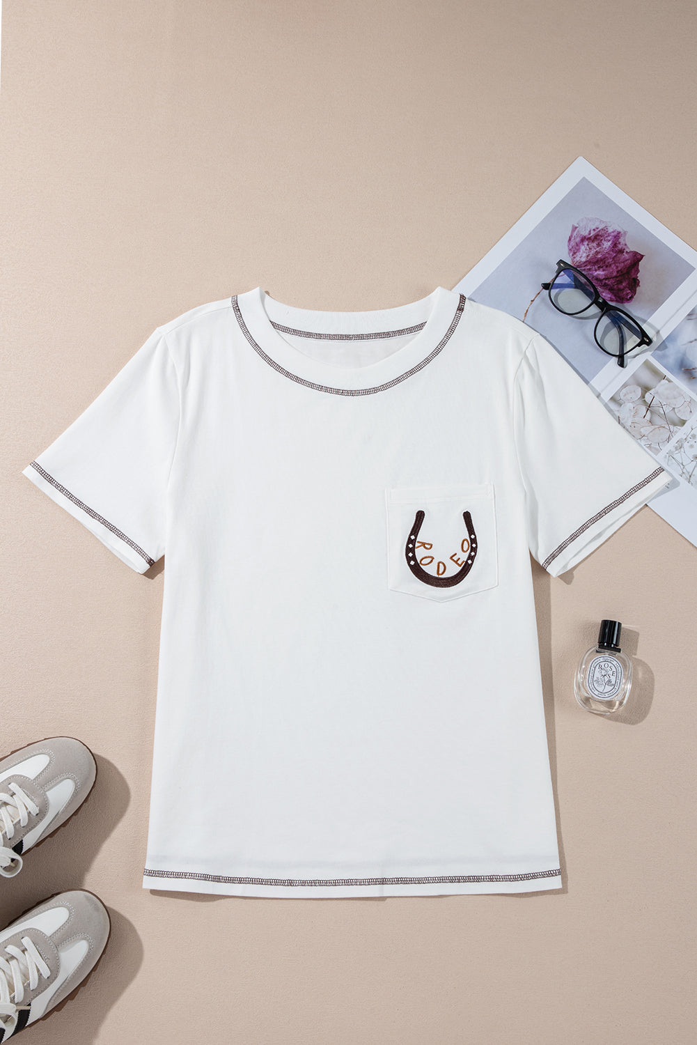 T-shirt blanc brodé fer à cheval RODEO avec poche plaquée : le charme western rencontre la fraîcheur du quotidien