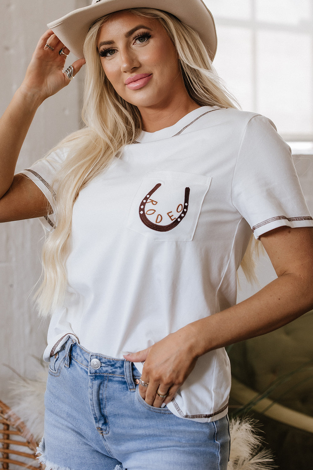 T-shirt blanc brodé fer à cheval RODEO avec poche plaquée : le charme western rencontre la fraîcheur du quotidien