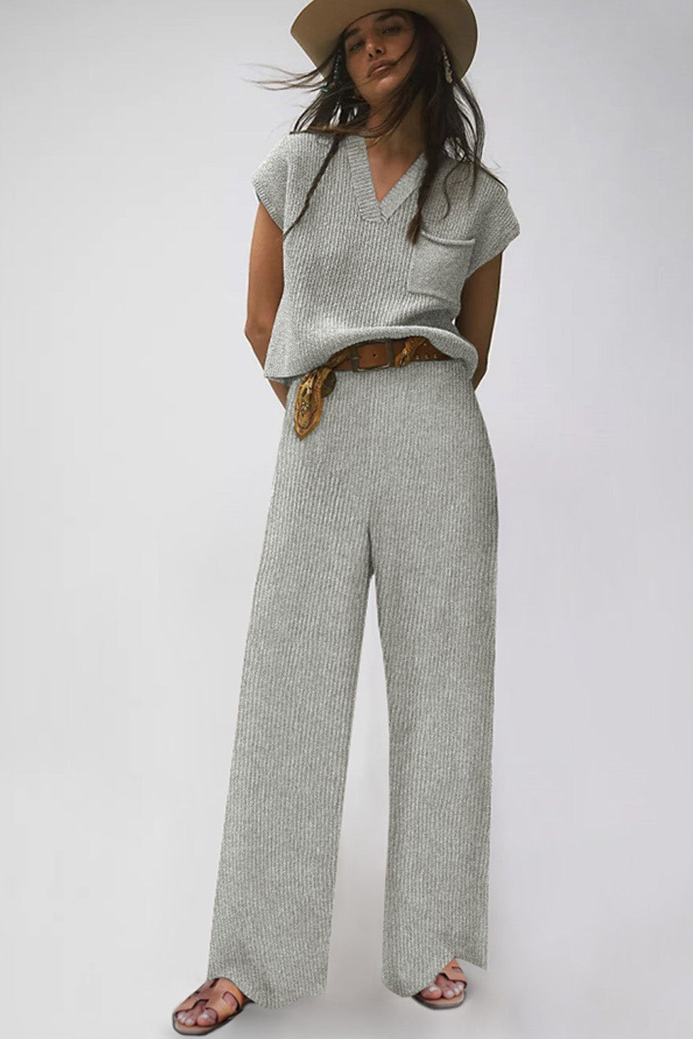 Ensemble pull col V en tricot gris et pantalon décontracté