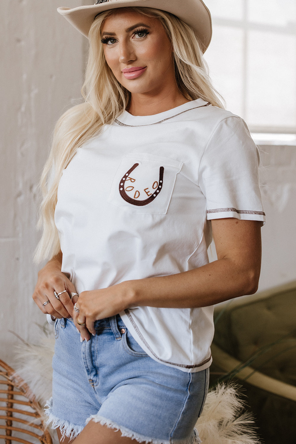 T-shirt blanc brodé fer à cheval RODEO avec poche plaquée : le charme western rencontre la fraîcheur du quotidien