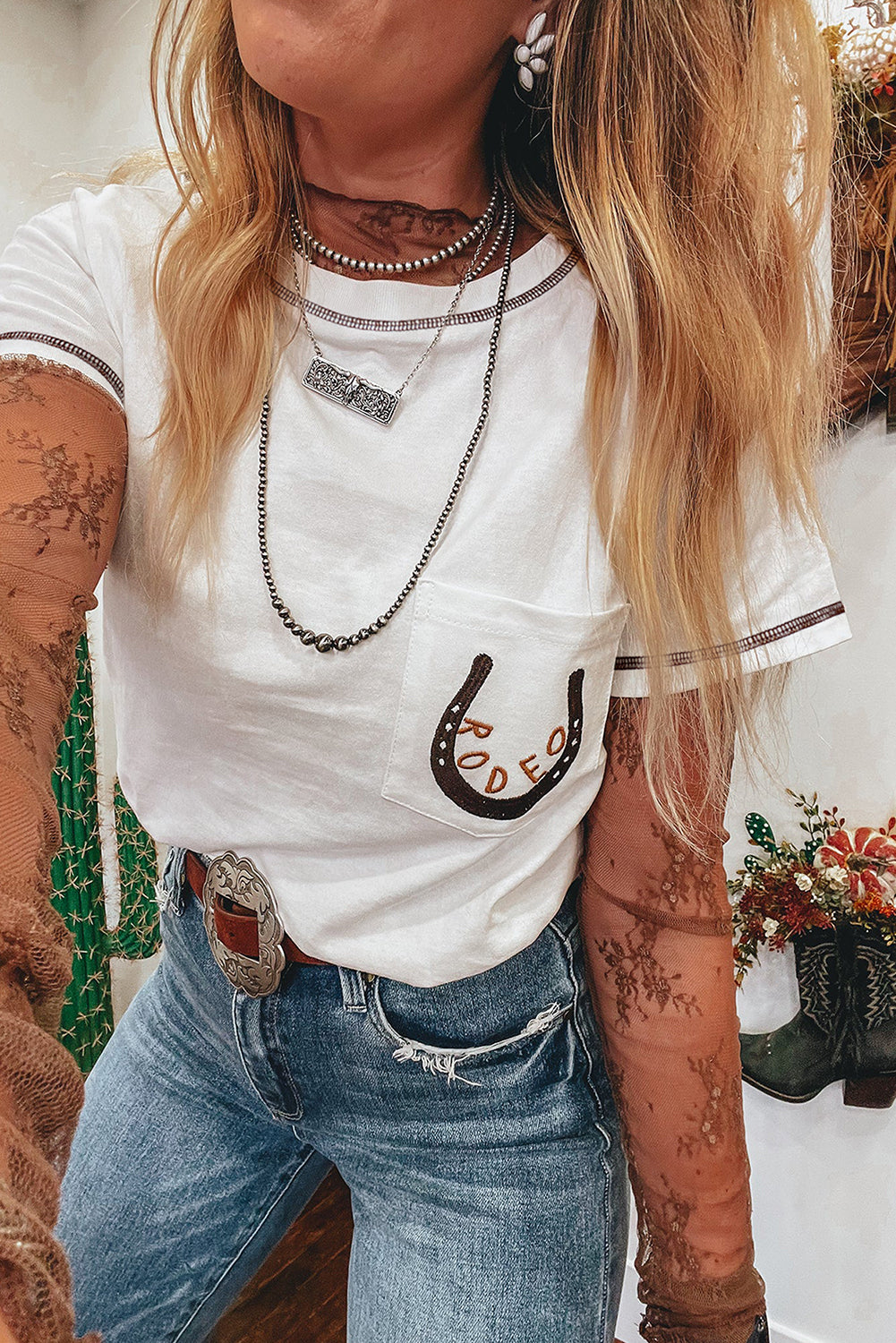 T-shirt blanc brodé fer à cheval RODEO avec poche plaquée : le charme western rencontre la fraîcheur du quotidien