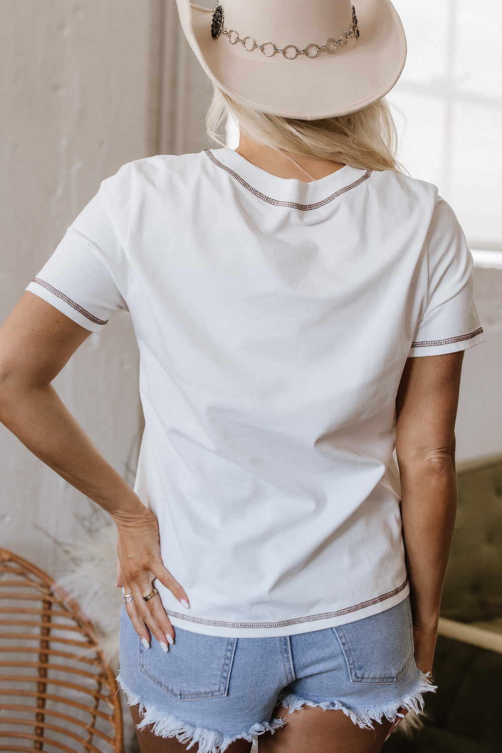 T-shirt blanc brodé fer à cheval RODEO avec poche plaquée : le charme western rencontre la fraîcheur du quotidien