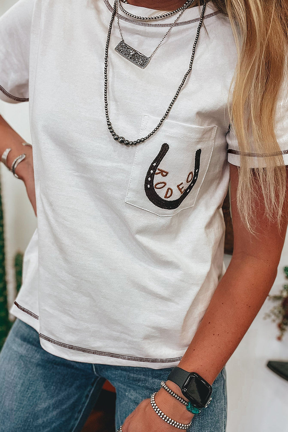 T-shirt blanc brodé fer à cheval RODEO avec poche plaquée : le charme western rencontre la fraîcheur du quotidien