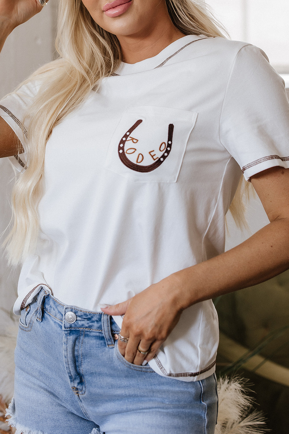 T-shirt blanc brodé fer à cheval RODEO avec poche plaquée : le charme western rencontre la fraîcheur du quotidien