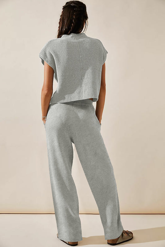 Ensemble pull col V en tricot gris et pantalon décontracté