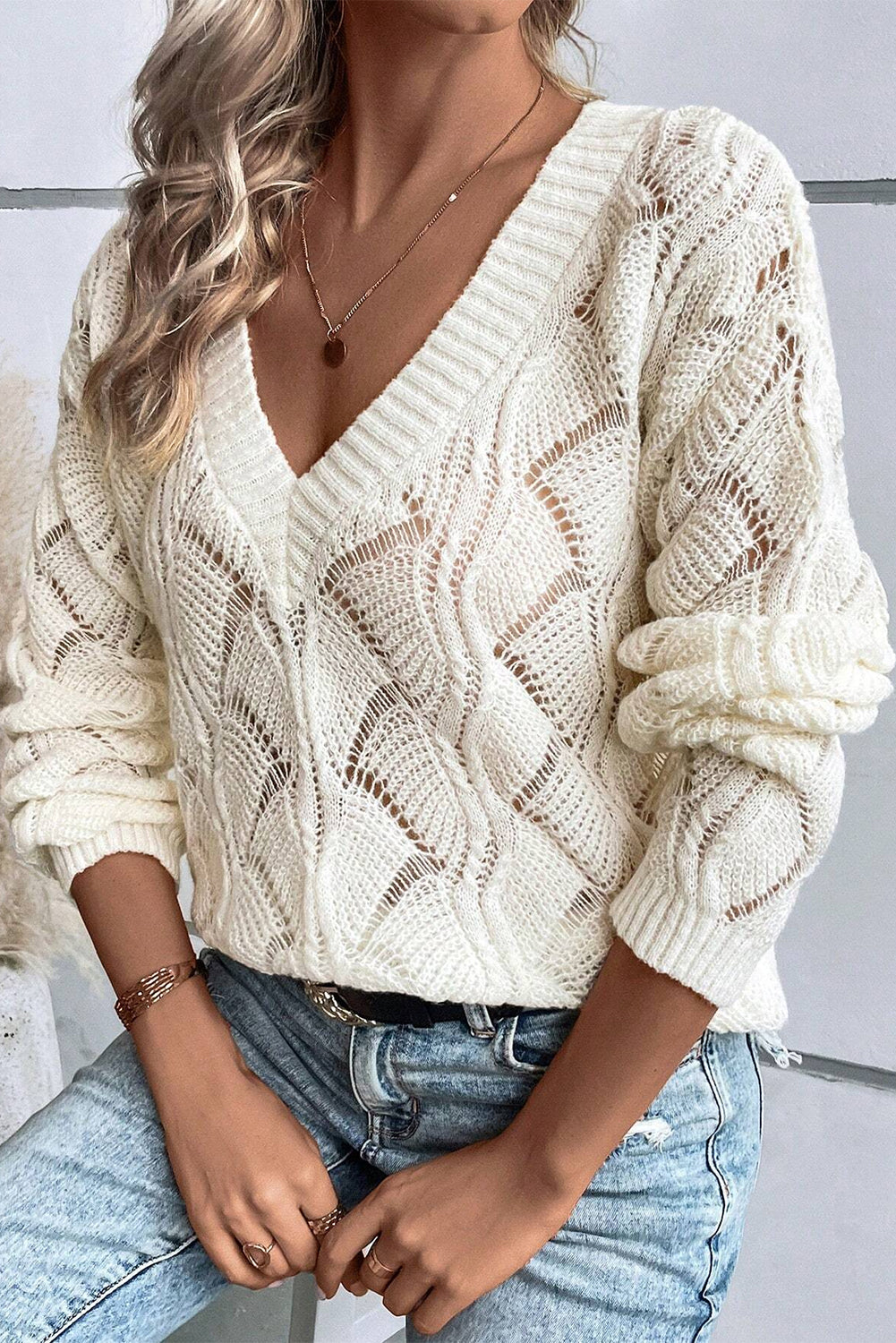 Pull beige en tricot ajouré à col en V et épaules tombantes