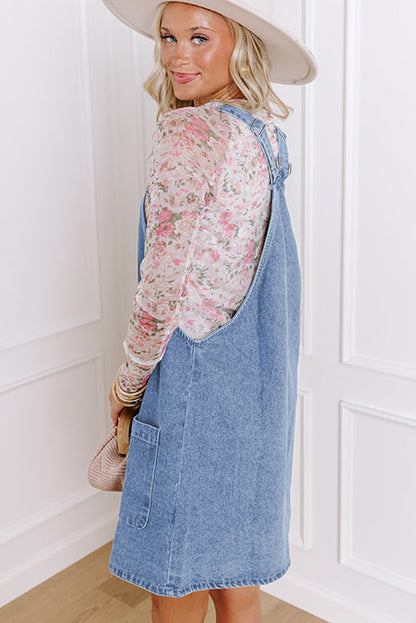 Robe courte en jean bleu à larges bretelles et poches boutonnées sur le devant