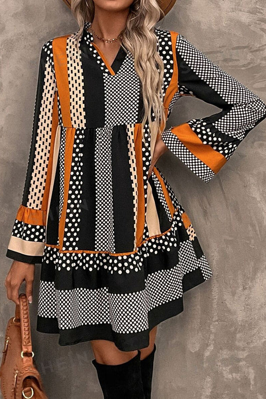 Mini-robe noire à rayures et pois, ourlet volanté, col en V