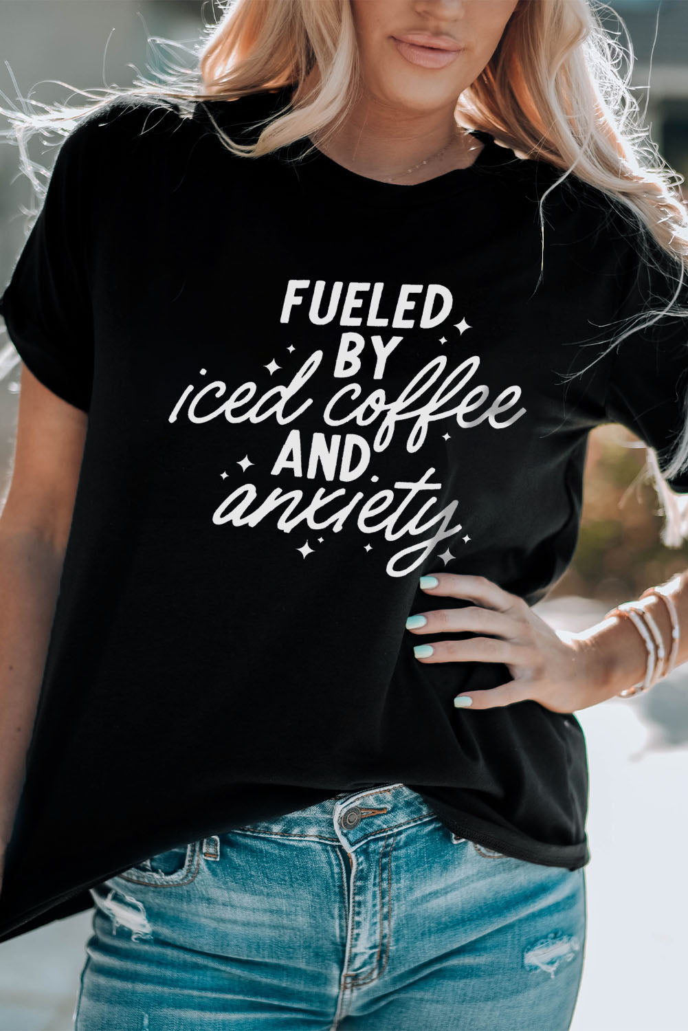 T-shirt graphique noir ALIMENTÉ PAR le café glacé ET l'anxiété