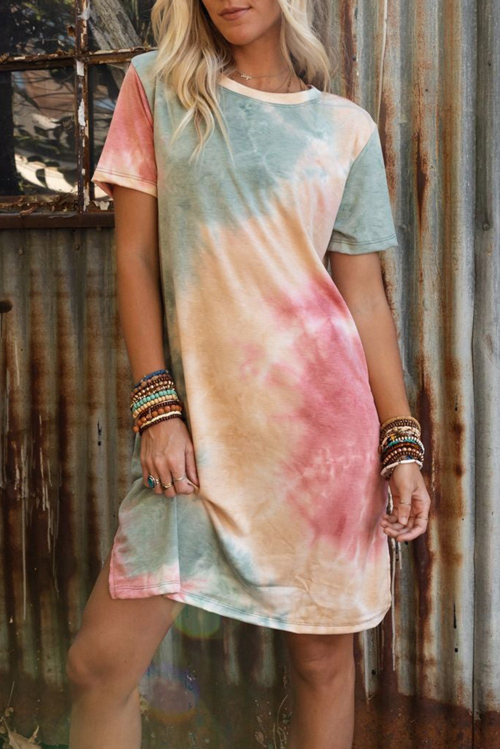 Robe t-shirt oversize fendue multicolore tie-dye – Ambiance décontractée, couleurs vives