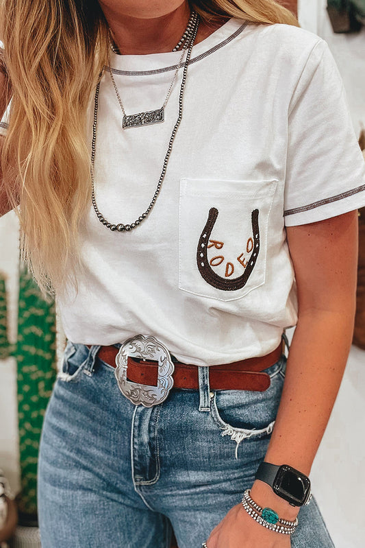 T-shirt blanc brodé fer à cheval RODEO avec poche plaquée : le charme western rencontre la fraîcheur du quotidien