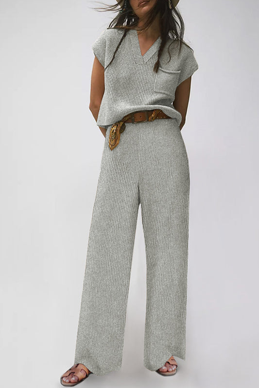 Ensemble pull col V en tricot gris et pantalon décontracté