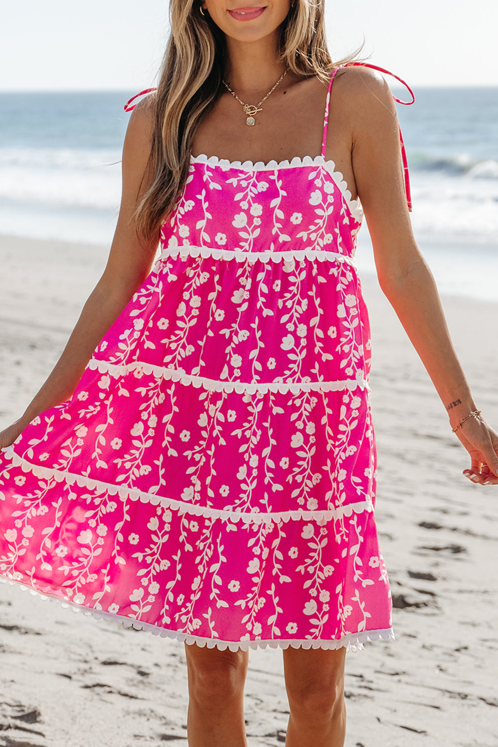 Mini-robe sans manches à imprimé floral rose et patchs Ric Rac | Mini-robe d'été séduisante
