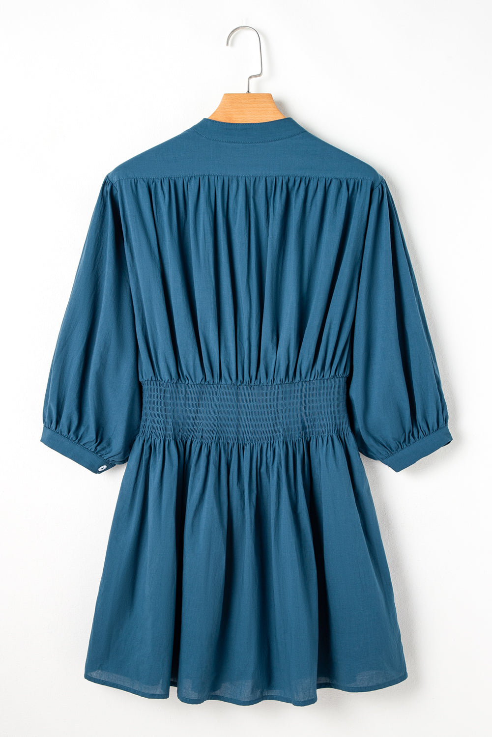 Robe courte boutonnée à taille haute et froncée à manches 3/4 bleu de Prusse