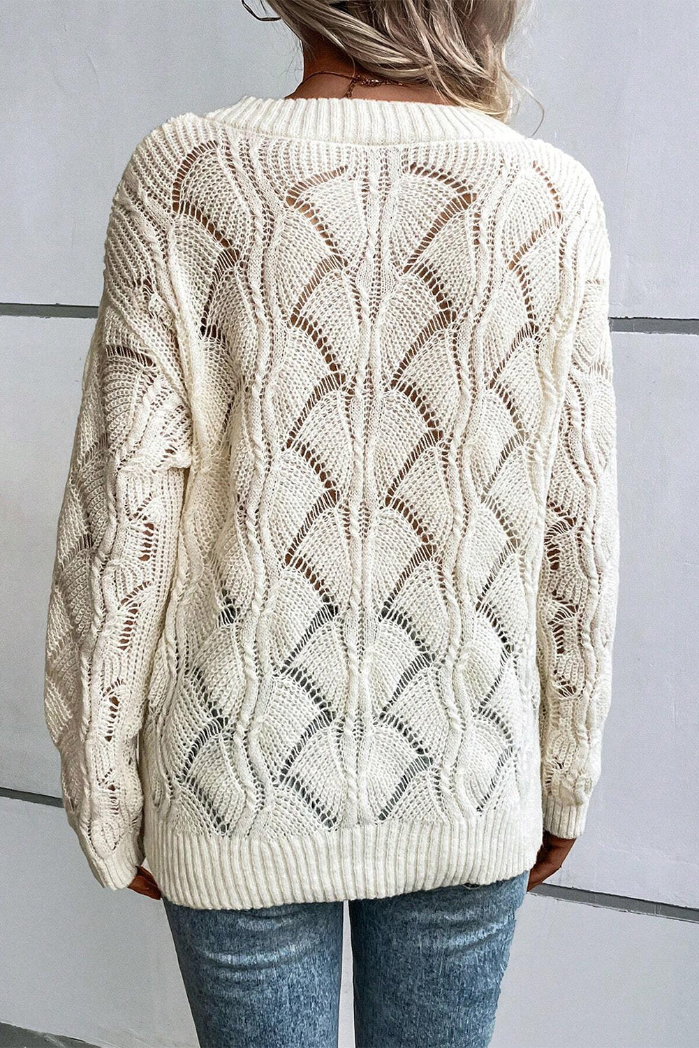 Pull beige en tricot ajouré à col en V et épaules tombantes