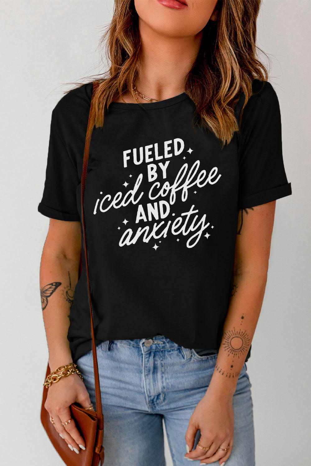 T-shirt graphique noir ALIMENTÉ PAR le café glacé ET l'anxiété