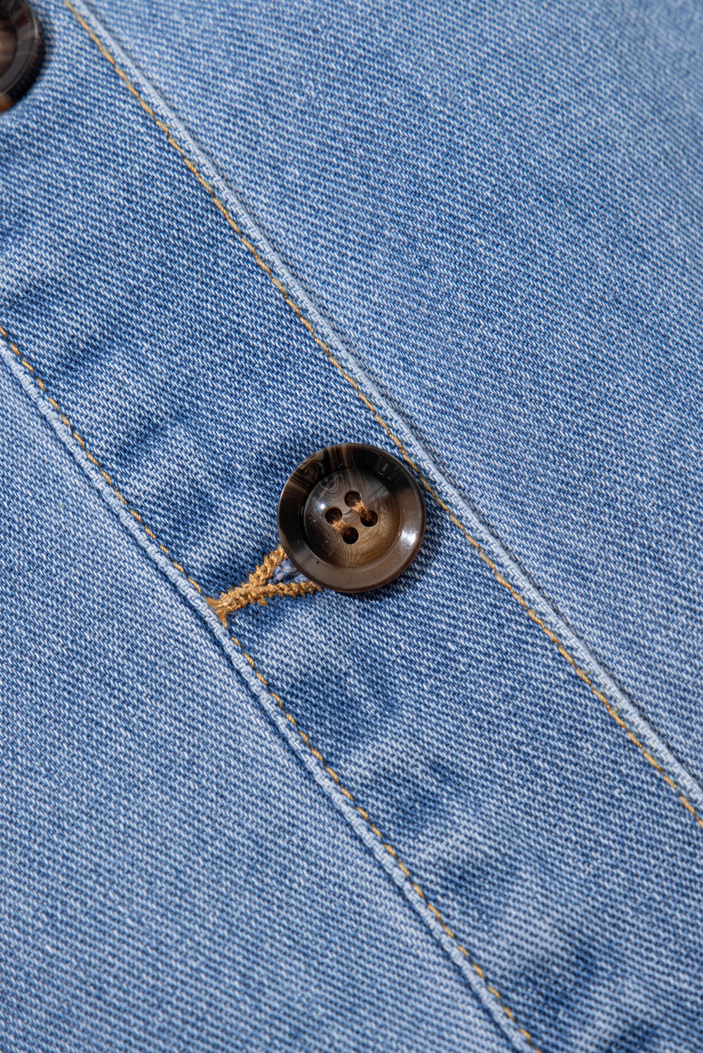 Robe courte en jean bleu à larges bretelles et poches boutonnées sur le devant