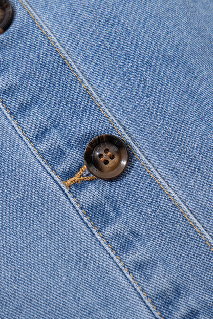 Robe courte en jean bleu à larges bretelles et poches boutonnées sur le devant
