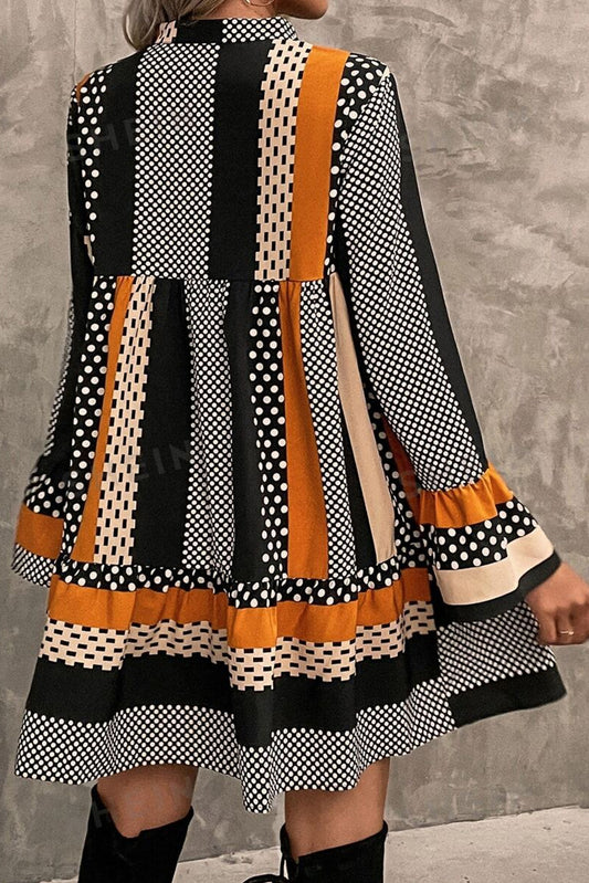 Mini-robe noire à rayures et pois, ourlet volanté, col en V