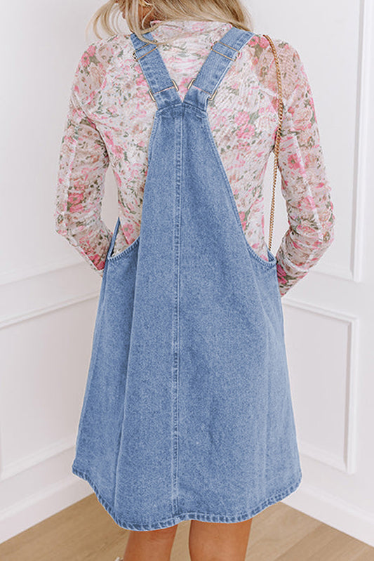 Robe courte en jean bleu à larges bretelles et poches boutonnées sur le devant