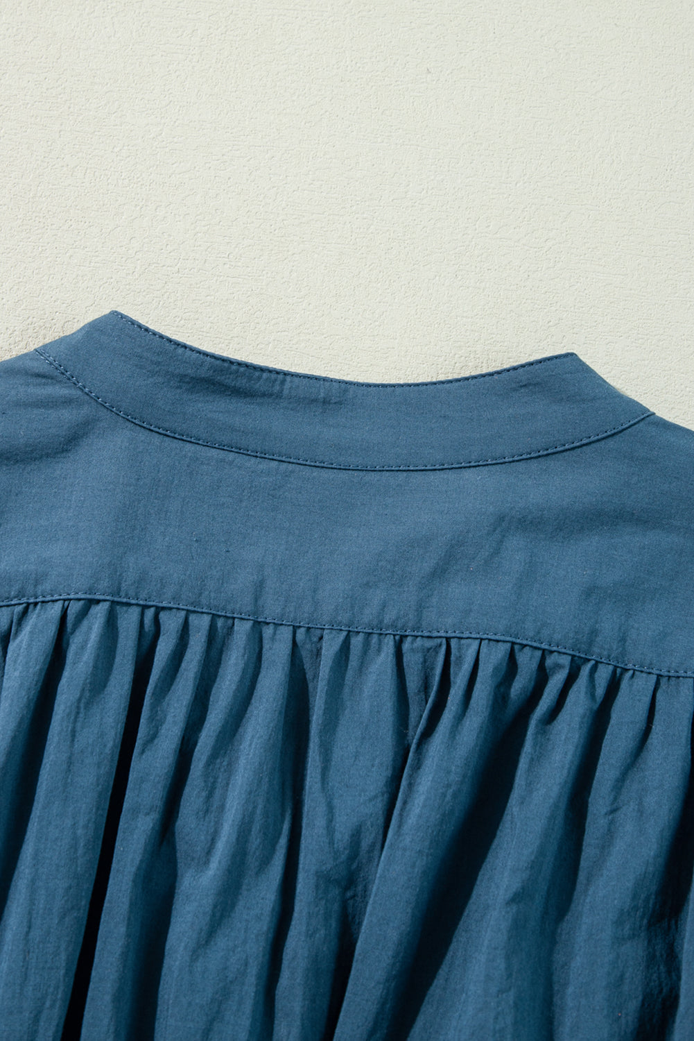 Robe courte boutonnée à taille haute et froncée à manches 3/4 bleu de Prusse