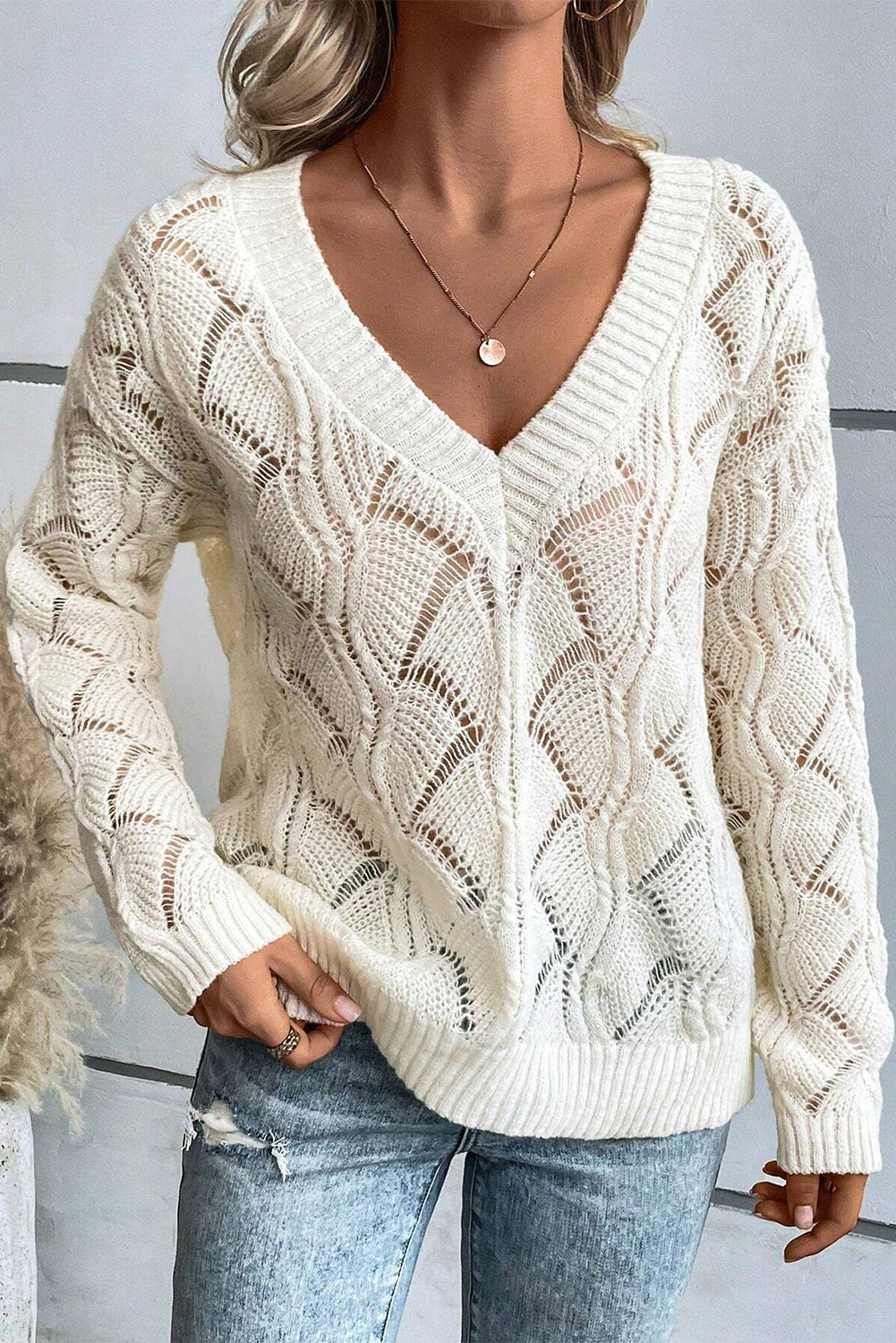 Pull beige en tricot ajouré à col en V et épaules tombantes