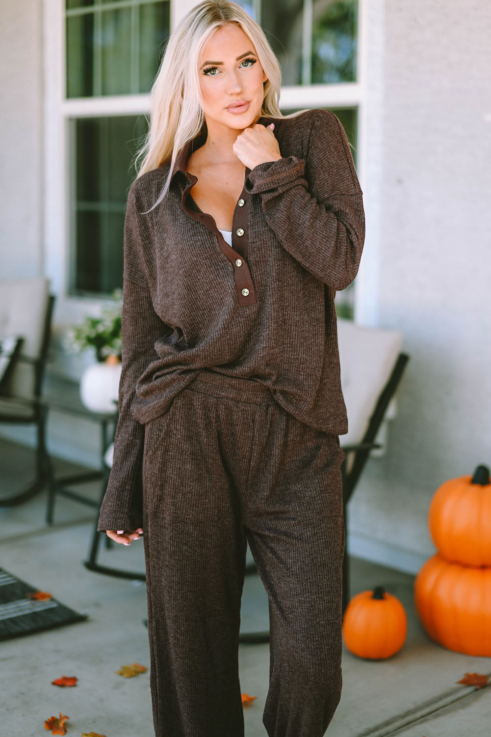 Tenue de détente avec haut et pantalon Henley à col en tricot côtelé marron