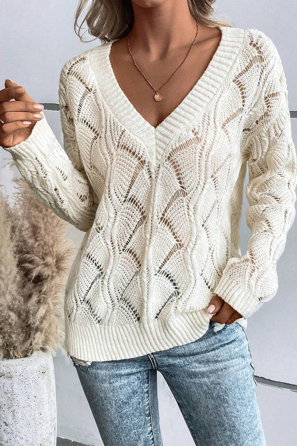 Pull beige en tricot ajouré à col en V et épaules tombantes