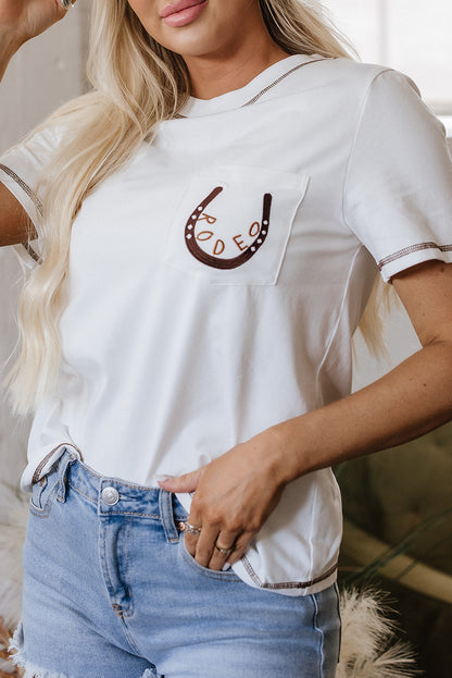 T-shirt blanc brodé fer à cheval RODEO avec poche plaquée : le charme western rencontre la fraîcheur du quotidien