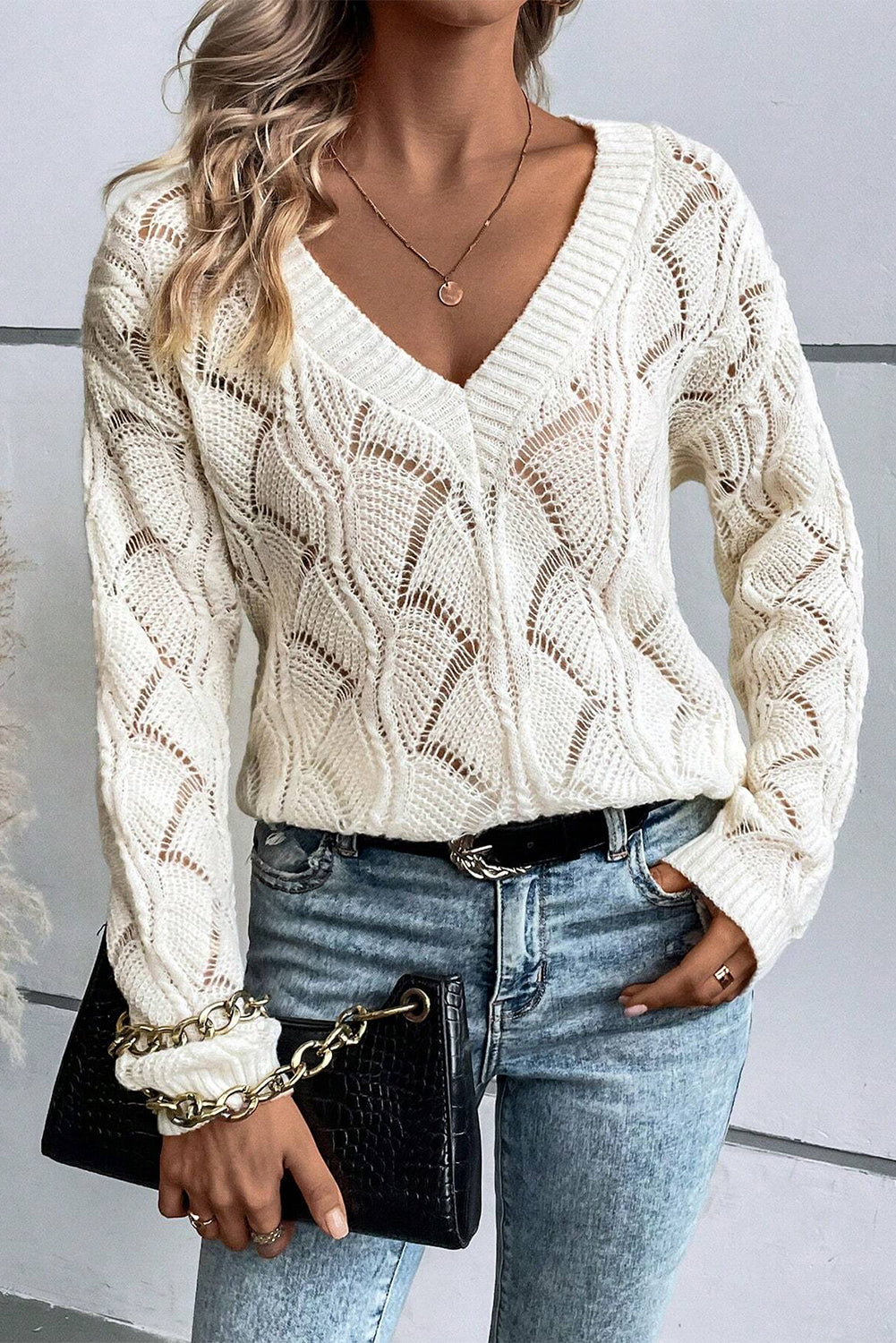 Pull beige en tricot ajouré à col en V et épaules tombantes